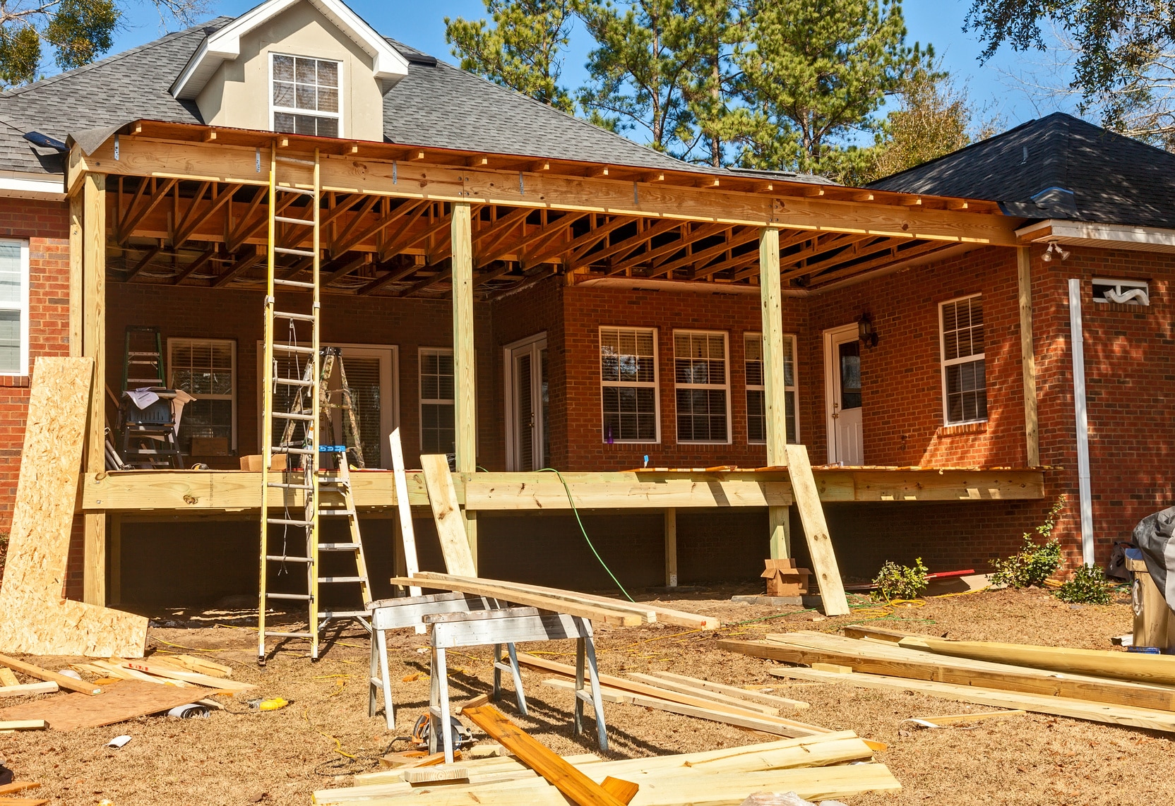 Construction du toit terrasse d'une maison