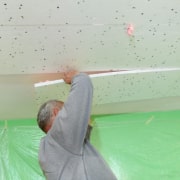 L'isolation du plafond d'un sous-sol avec du polystyrène extrudé