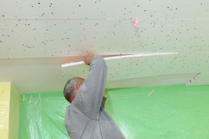 L'isolation du plafond d'un sous-sol avec du polystyrène extrudé