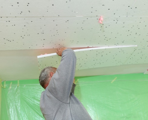 L'isolation du plafond d'un sous-sol avec du polystyrène extrudé