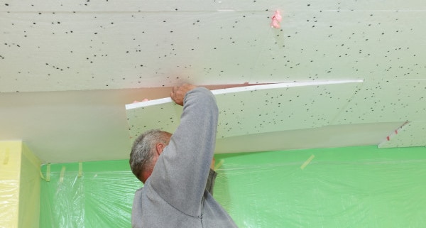 L'isolation du plafond d'un sous-sol avec du polystyrène extrudé