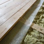 Réussir l'isolation d'un plancher en bois
