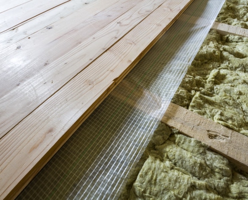 Réussir l'isolation d'un plancher en bois