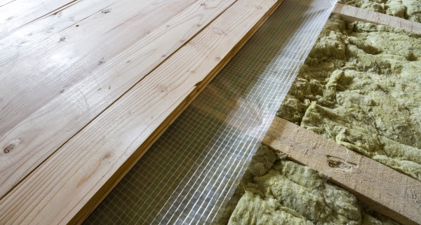 Réussir l'isolation d'un plancher en bois