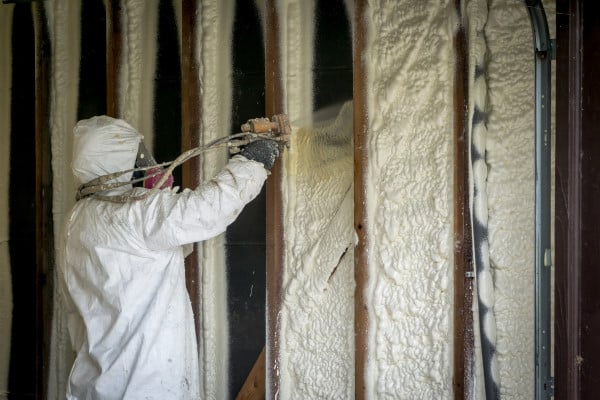 Combien coûte la mousse polyuréthane projetée ?