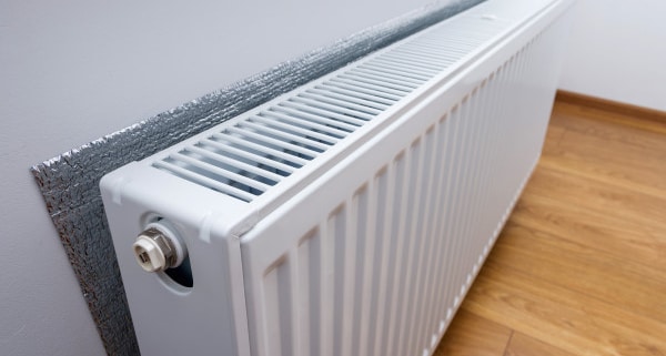 Placer du film réflecteur pour radiateur — gardez la chaleur à l'intérieur !