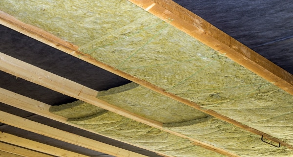 Conseils d'isolation du plafond d'une chambre à coucher