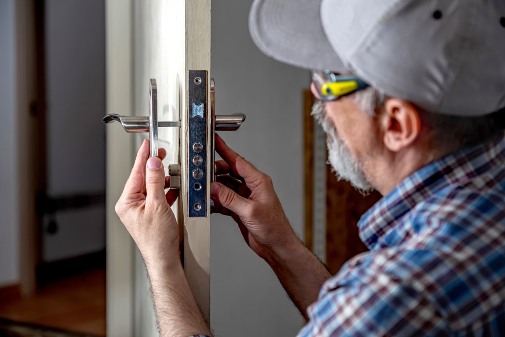 Artisan en train d'installer une porte intérieure 